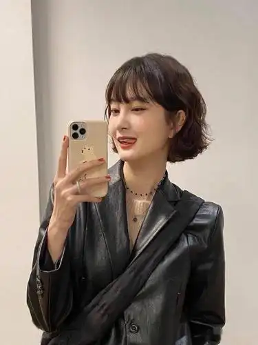 百看不厌冬短发烫