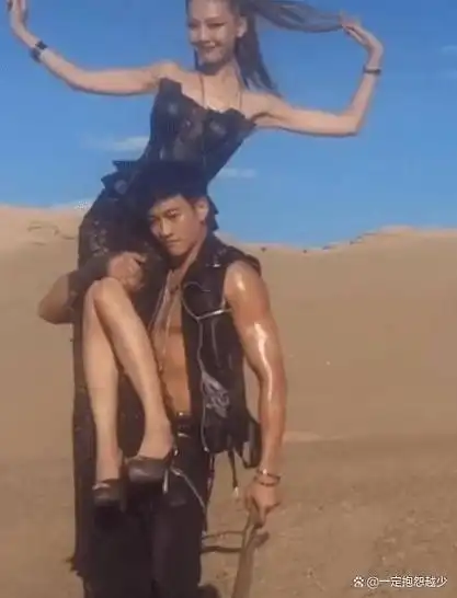 何润东在沙漠中单肩扛老婆坚持两小时网友麒麟臂又回来了