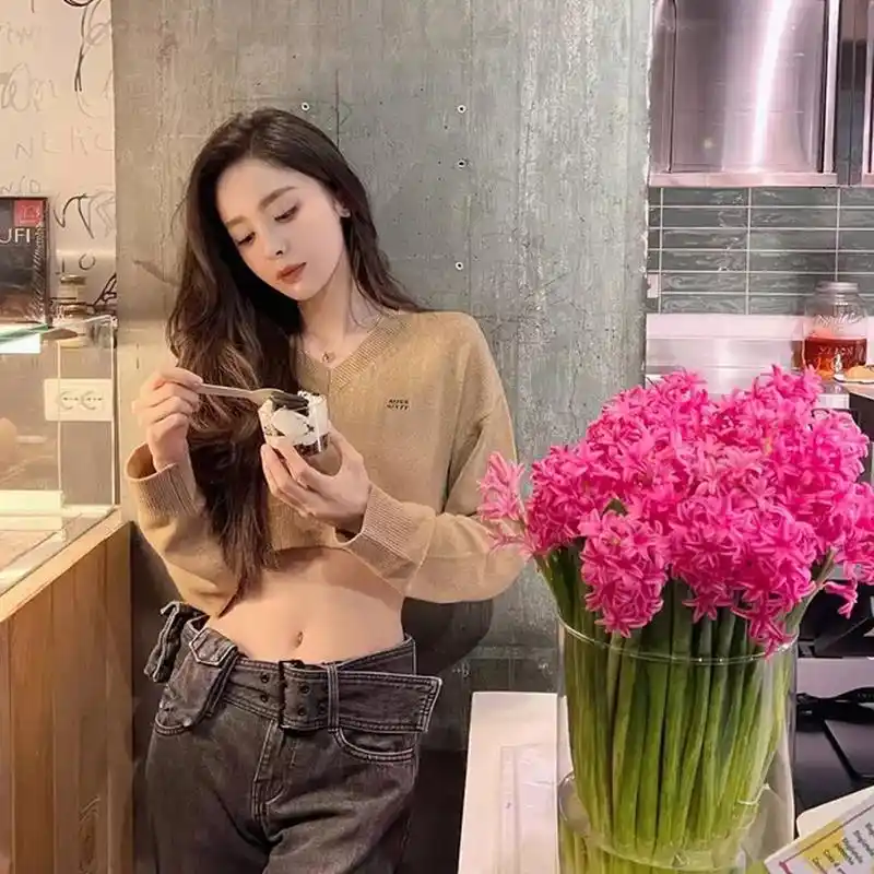 古力娜扎露脐装,身穿卡其色短针织衫搭配烟灰色牛仔裤,水蛇腰真让人