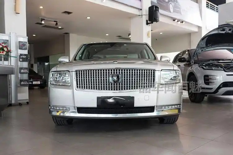 挂着凤凰标气场媲美大劳搭v8带混动新款丰田世纪现身