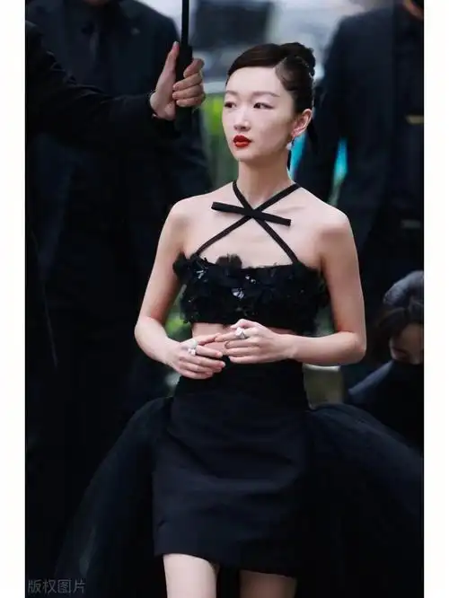 周冬雨上身穿挂脖抹胸装下身搭配黑色紧身