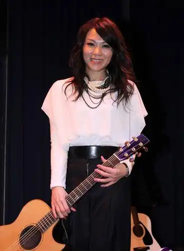 比如耳熟能详的《红色高跟鞋》质疑抄袭歌手the weepies制作的《take