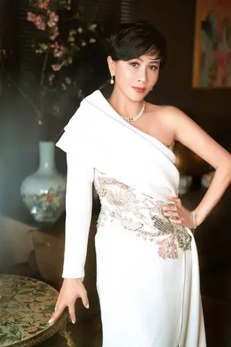 刘嘉玲闪耀微博之夜珍珠白裙简约大气尽显女神气质