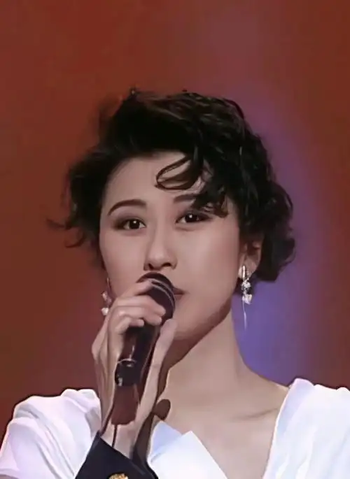 《潇洒走一回》的叶倩文,60岁涛声依旧心态好,穿衣服优雅又大胆