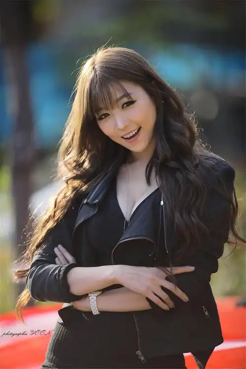 性感车模美女拨入深沟火辣激情诱惑写真图片