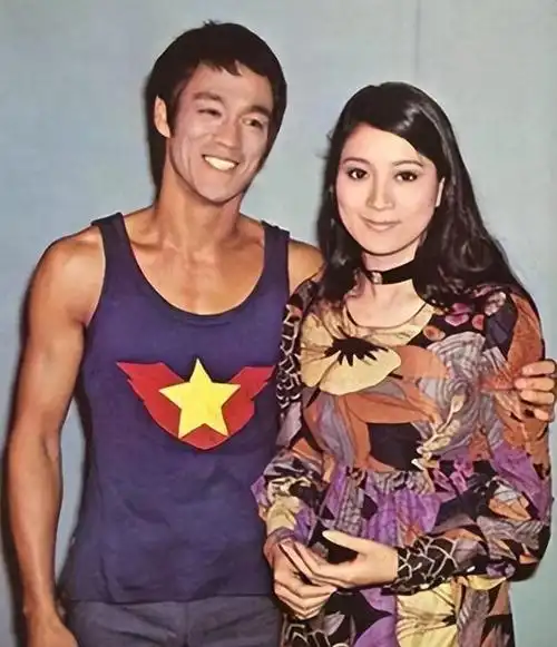 父亲是向华强,母亲是丁佩,她低调得似隐形人,42岁依然未婚