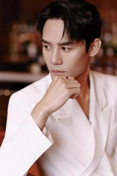 王凯纯白西装儒雅帅气写真