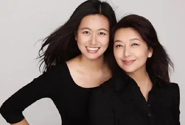 她是靳东前女友,高曙光前妻,如今53岁交小15岁男友,魅力依旧