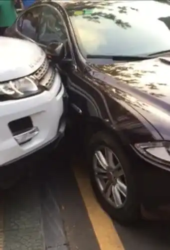 【热点事件】路虎派出所门口撞捷豹!本是同根生,相煎为理财!