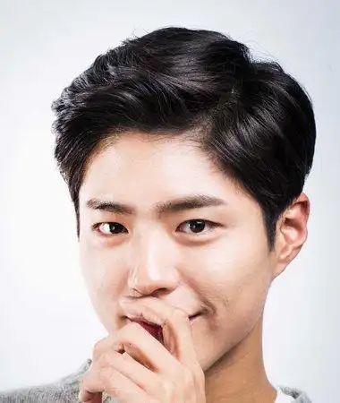 将黑色短发纹理烫打理之后,以偏分方式梳理,弄成斜刘海偏分短发发型