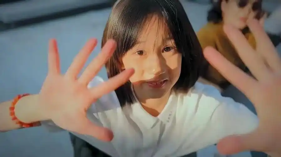 孙莉也不忘晒出自己的美照,这些他拍照片不知道是出自黄磊之手,还是