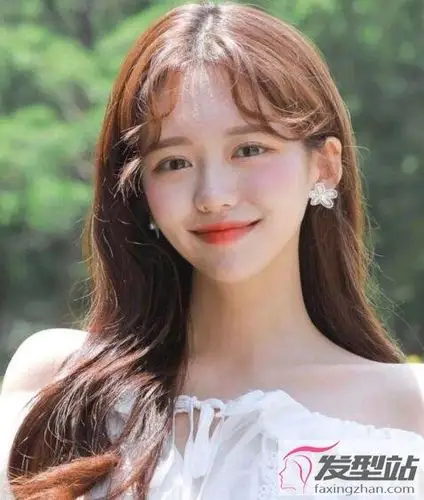 女生中分刘海发型 减龄又俏皮魅力飙升