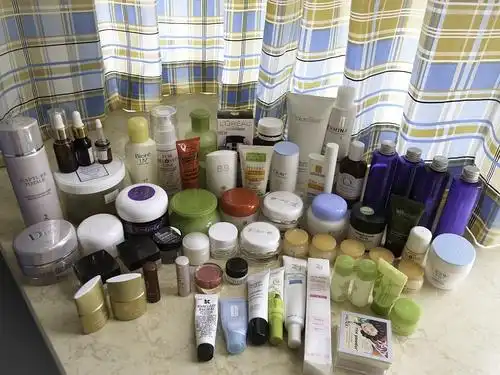 每天看到桌子上这么大一堆护肤品好头疼啊