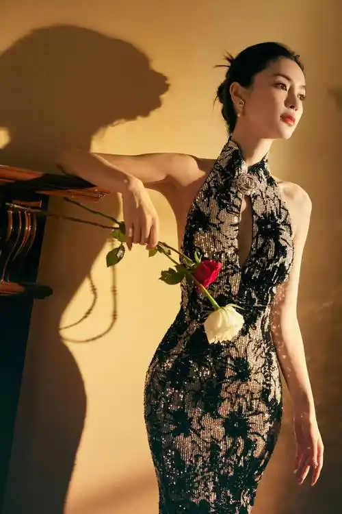 杨颖挂颈闪亮旗袍写真身材显露无疑