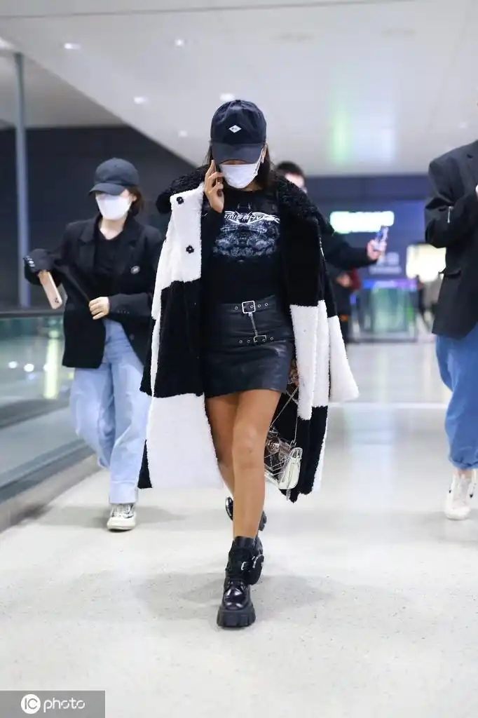 吉克隽逸不愧是黑美人,穿短裙时髦吸睛又个性