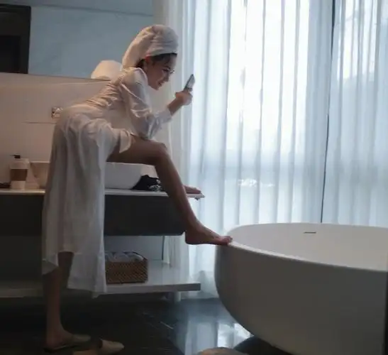 闺蜜酒店浴室拍照姿势大全