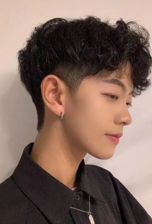 朦胧浅淡的发色,透露出男生的帅气风采,额头上方刘海部分是精心制作