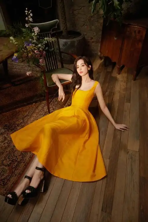 一条明黄色长款连衣裙一双黑色高跟鞋古力娜扎仗鞋走天涯