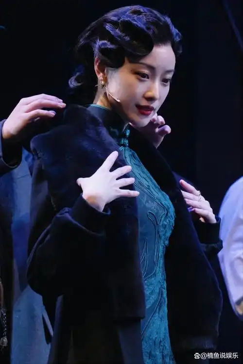 除了拍戏之外倪妮还演话剧,《如梦之梦》旗