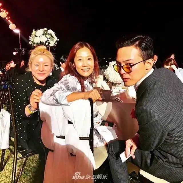 组图:权志龙参加姐姐婚礼晒照 后台为新娘拍照画面温馨