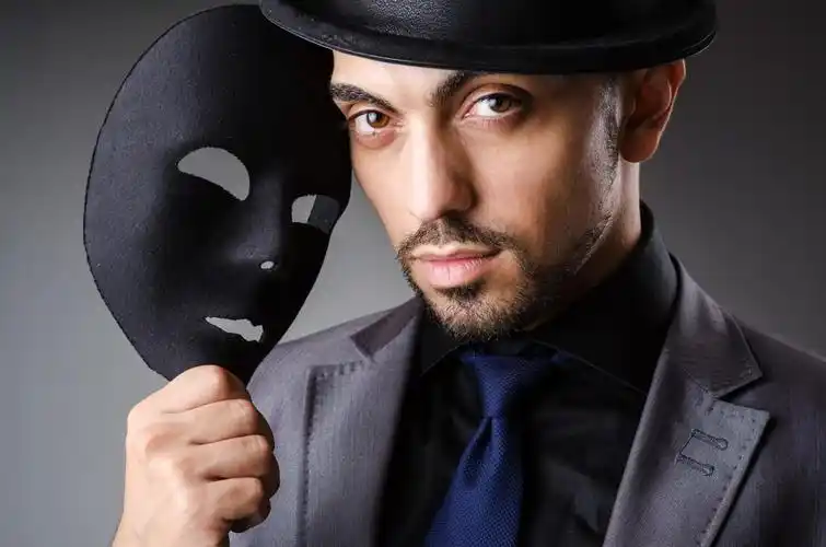 戴着面具在黑暗中的人