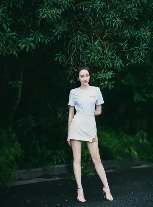 241117 迪丽热巴亮相活动现场,粉丝热议不断,展现积极正能量