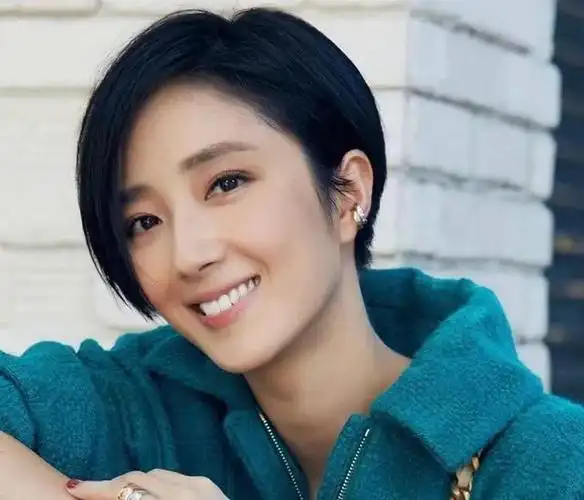 桂纶镁一直以来都是短发的造型出现,相信她这样的一张美丽面孔,什么样