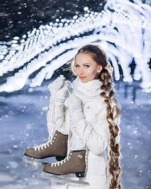 俄罗斯网红头发长达1米72扎麻花辫粗似鞭子把头发当被子盖