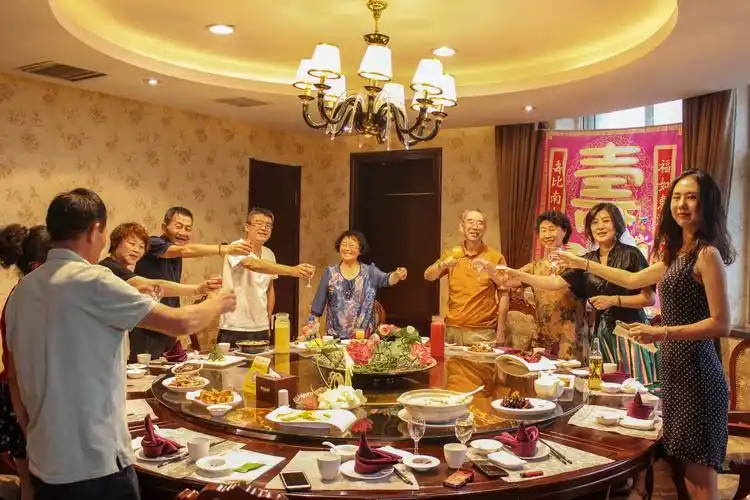 大家举杯祝玉璞生日快乐!