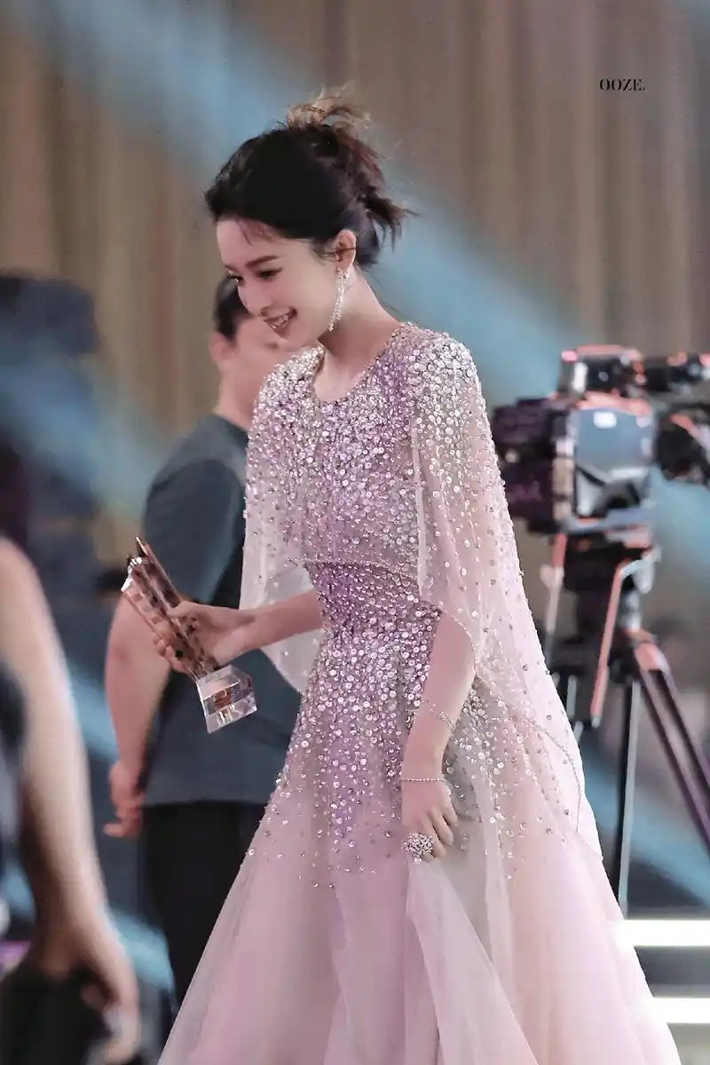 李沁 #费加罗风尚盛典  20230426颁奖典礼! - 抖音