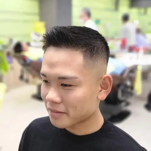 短碎发是一种特别简单的发型,由于其本身比较好打理,也是深受广大男士