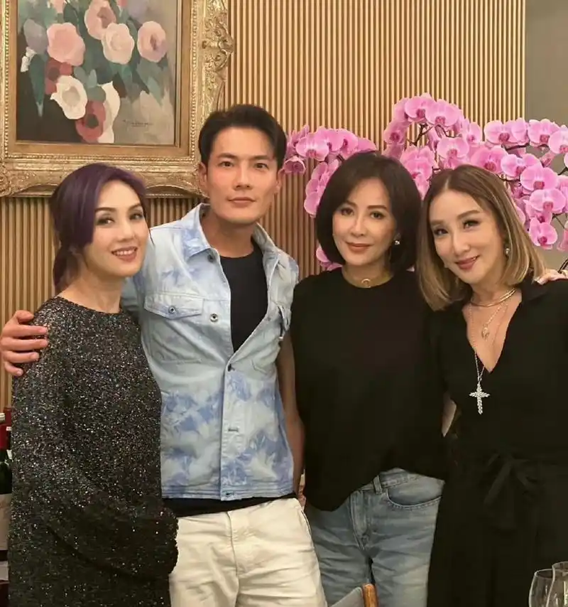 刘嘉玲和杨千嬅丁子高聚会,发现杨千嬅老公帅了许多,而且看着好有内涵