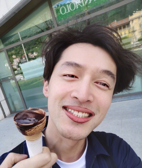 胡歌自拍照香肠嘴眯眯眼 胡歌也走上自黑道路了