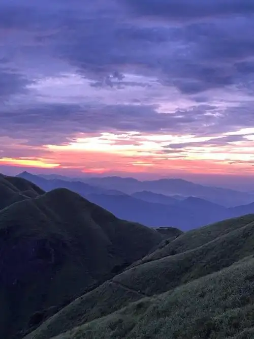 日出啰92恢复精力的最佳方式就是在海拔1918的武功山上,看一场日出