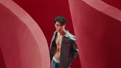 原创张艺兴参拍广告大秀身材,八块腹肌性感纹路清晰,很man很帅气