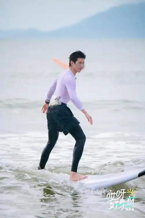 《哎呀好身材》宋妍霏穿泳衣大秀腰线,徐梦洁赵小棠冲浪超飒