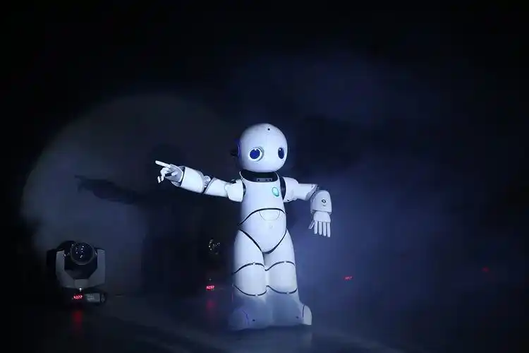 我们也不必过度担心,ai 在夺走岗位的同时,也在创造新的岗位,机器人