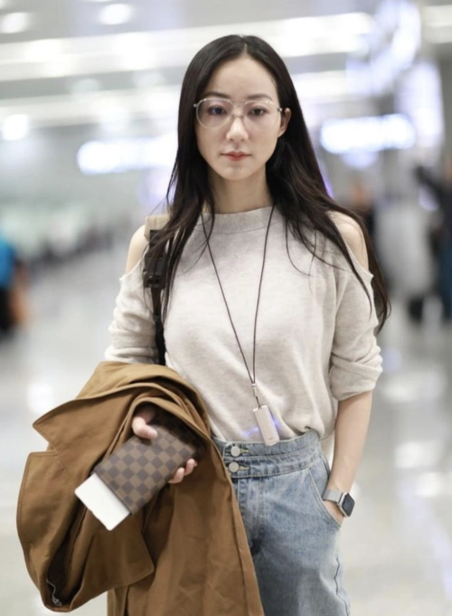 韩雪真是科技达人!素颜走机场,把空气净化器当项链,长见识了_女明星