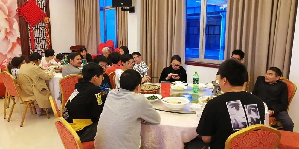 后转到程家再到下薛宅半日游,晚饭仙华食府刚好二十人二桌一起吃饭