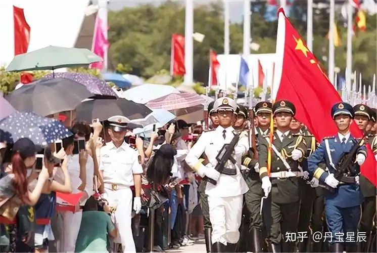 随着刘镇武在部队中的影响日益扩大,他的军事生涯也像坐上了一辆高速