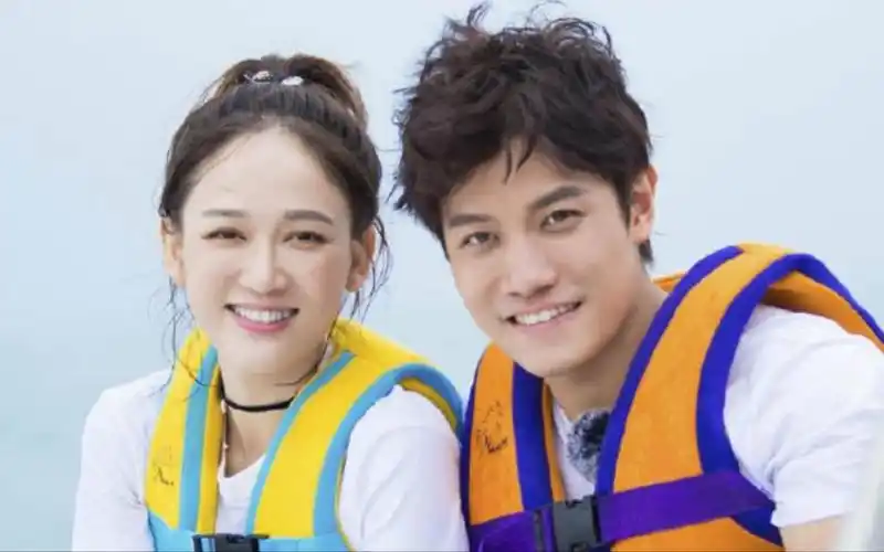 陈乔恩晒和老公合照,44岁状态超好似少女,艾伦眼神拉丝超甜蜜