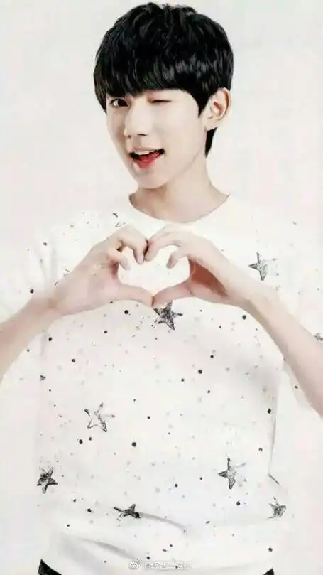 小汤圆来接收一波王源的花式比心