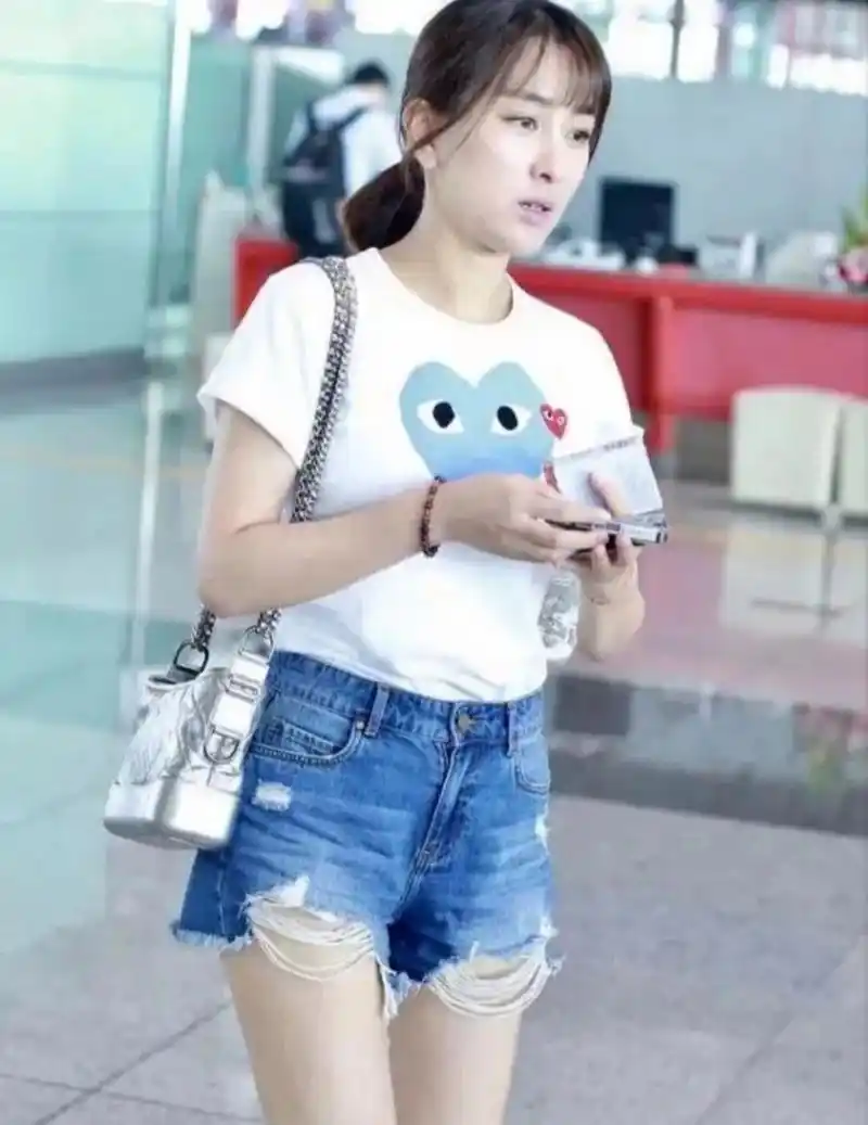 马苏的状态真好,素颜也是那么美,身穿白色短袖搭配牛仔短裤,简单舒适