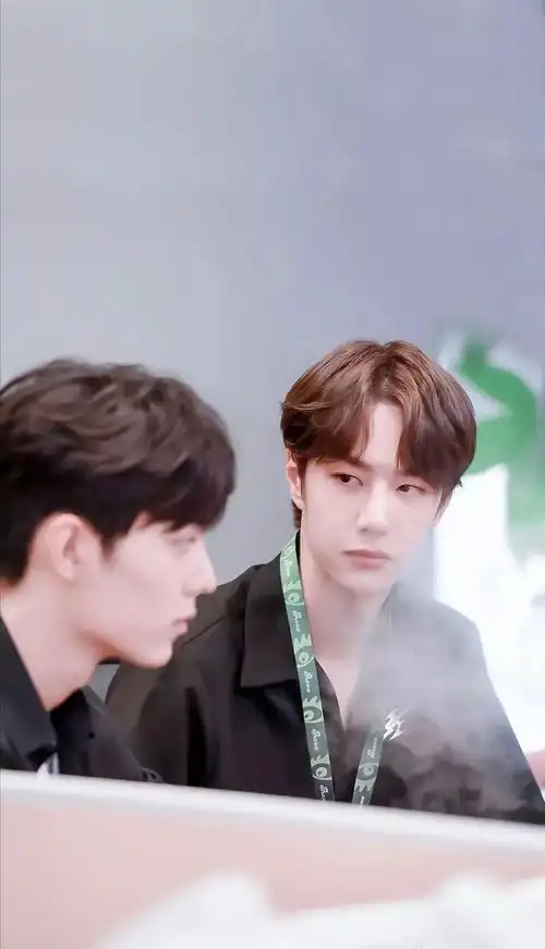 博君一肖 #王一博 #肖战 #一眼沦陷 有人拍照不看镜头～ - 抖音