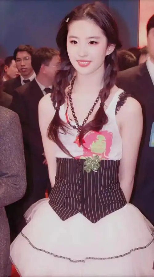 刘亦菲15年前商演照女团造型又甜又美手握奖杯好开心