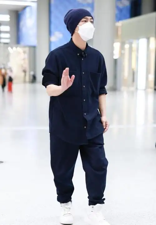 张卫健穿面包服似小巨人夹克里面套件卫衣这是有多怕冷