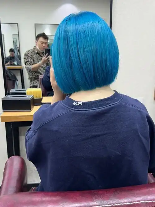 蓝色头发06染完白了几个度真的简直不要太好看了夏天真会让人心动