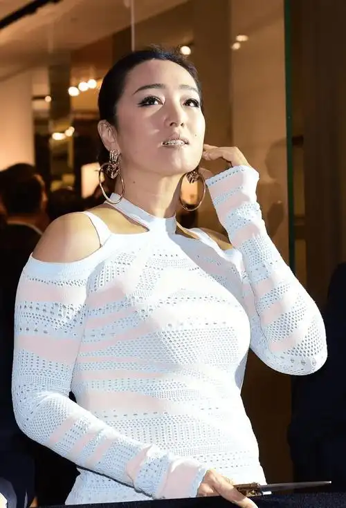 巩俐夫妻恩爱又前卫壮汉体型却穿粉裙嫩成公主不在意路人眼光