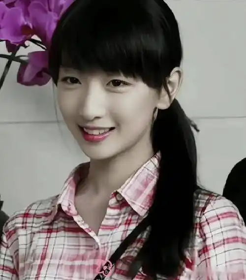 看完周冬雨高中时的照片,完全理解为何她被张艺谋相中,太水灵了