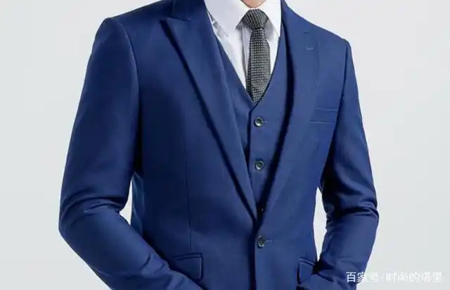 蓝西装配黑色衬衫彰显男子汉雄风.配白色衬衫百搭又好看.